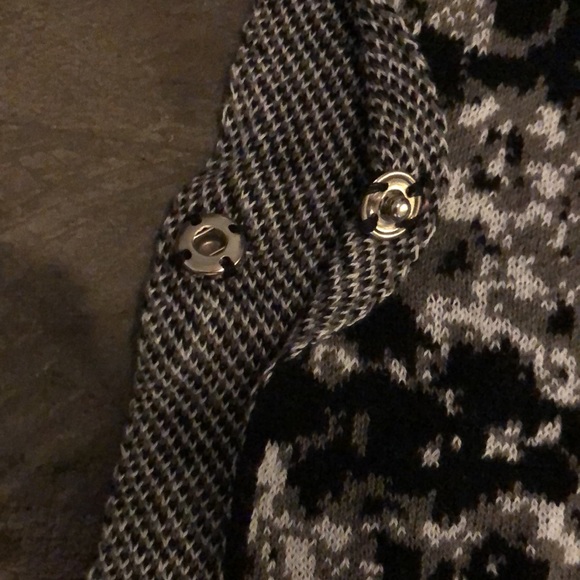 Jillian Nicole Wrap/Poncho - Picture 4 of 7